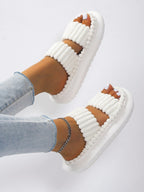 Witte fuzzy slippers dames – comfortabele instap huisslippers - Bakkermode.nl