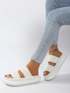 Witte fuzzy slippers dames – comfortabele instap huisslippers - Bakkermode.nl
