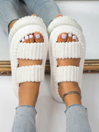 Witte fuzzy slippers dames – comfortabele instap huisslippers - Bakkermode.nl