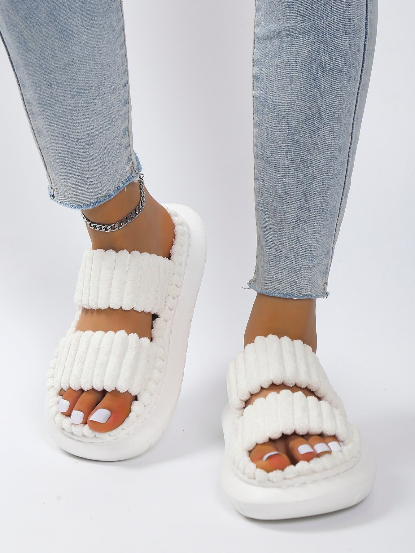 Witte fuzzy slippers dames – comfortabele instap huisslippers - Bakkermode.nl