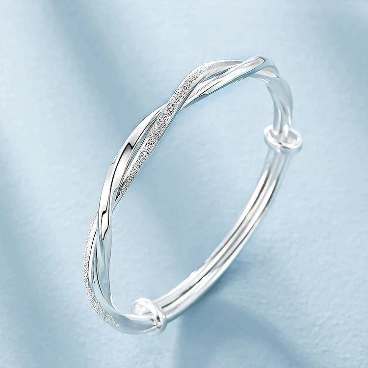 Zilveren gedraaide bangle armband voor dames - elegante en lichte accessoire voor casual en avondkleding