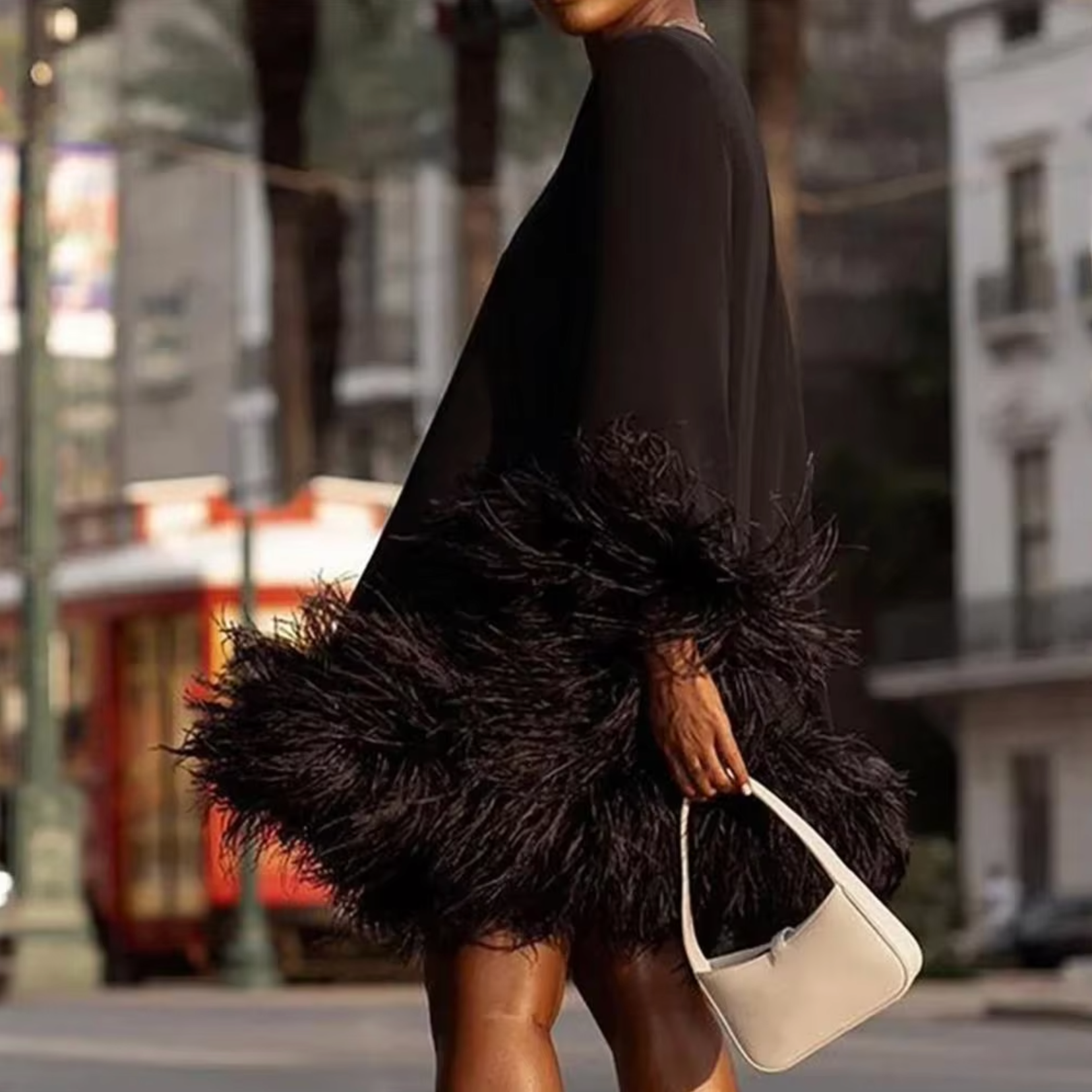 Zwarte jurk met veerafwerking - elegante cocktailoutfit voor dames