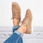 Dames derby schoenen - gezellige suede veterschoenen met brogue details - smart casual stijl