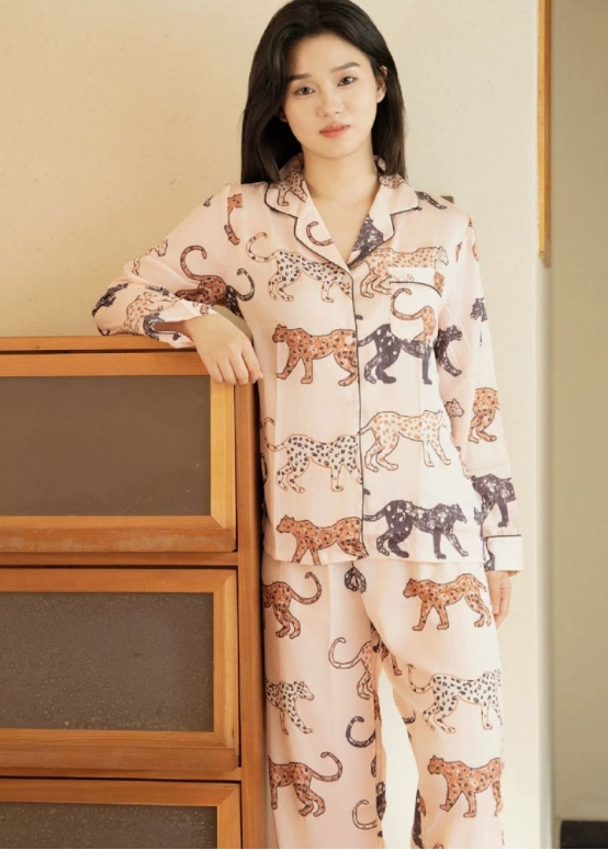 2-delige dames katoenpyjama set - giraffenprint in beige