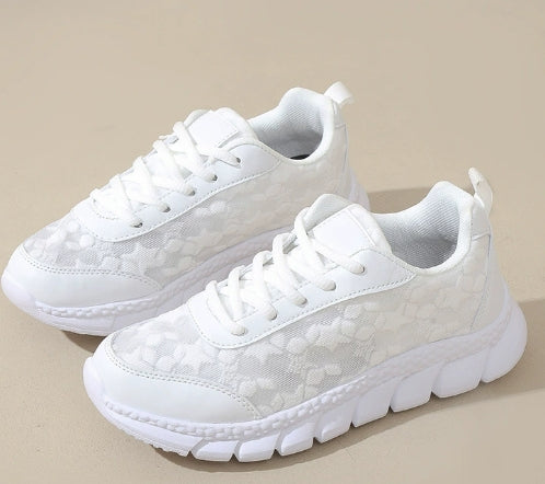 Ademende witte damessneakers - witte geborduurde schoenen