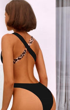 Zwart badpak met luipaardprint en uitsparingen - Bakkermode.nl