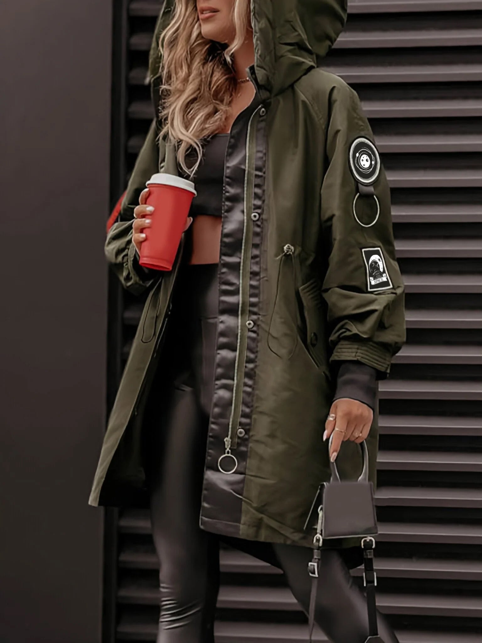 Stijlvolle dames parka - lange jas met capuchon, verstelbaar trekkoord en rits - Bakkermode.nl