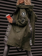 Stijlvolle dames parka - lange jas met capuchon, verstelbaar trekkoord en rits - Bakkermode.nl