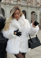 Luxe korte damesjas van imitatiebont - elegante witte winterjas - Bakkermode.nl