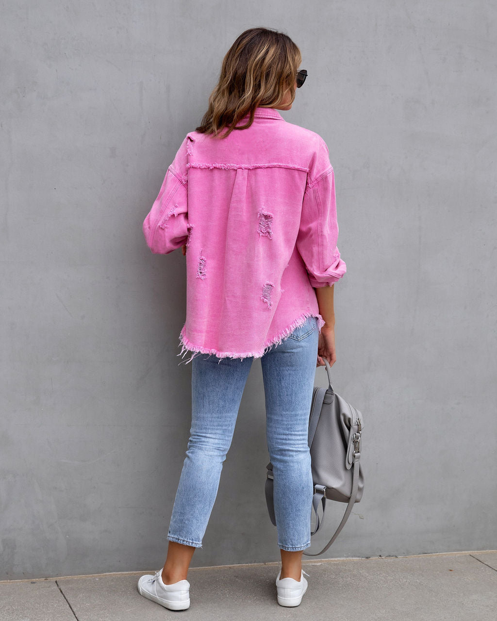 Oversized denim blouse - dames spijkerjack met gerafelde details en knoopsluiting - Bakkermode.nl
