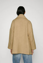 Elegante dubbellaagse cameljas voor dames - chique getailleerde winterjas - Bakkermode.nl