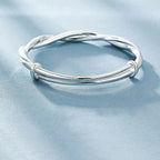 Zilveren gedraaide bangle armband voor dames - elegante en lichte accessoire voor casual en avondkleding
