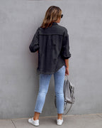 Oversized denim blouse - dames spijkerjack met gerafelde details en knoopsluiting - Bakkermode.nl