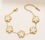 Luxe armband - elegante gouden damesarmband met zwart bloemenmotief - Bakkermode.nl