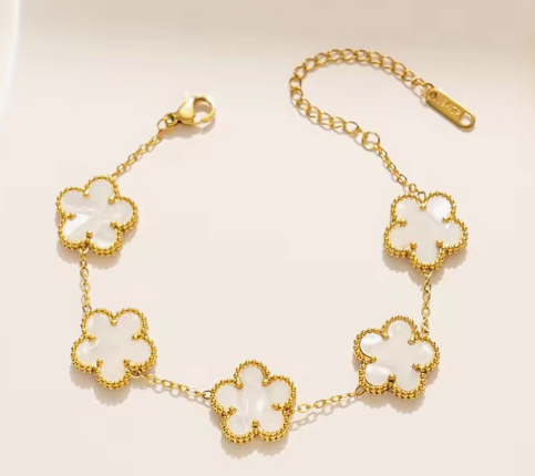 Luxe armband - elegante gouden damesarmband met zwart bloemenmotief - Bakkermode.nl