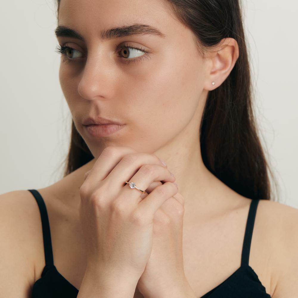 Gouden solitaire ring - tijdloze dames verlovingsring met zirconia