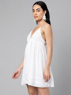 Zomerse witte jurk met spaghettibandjes - Bakkermode.nl