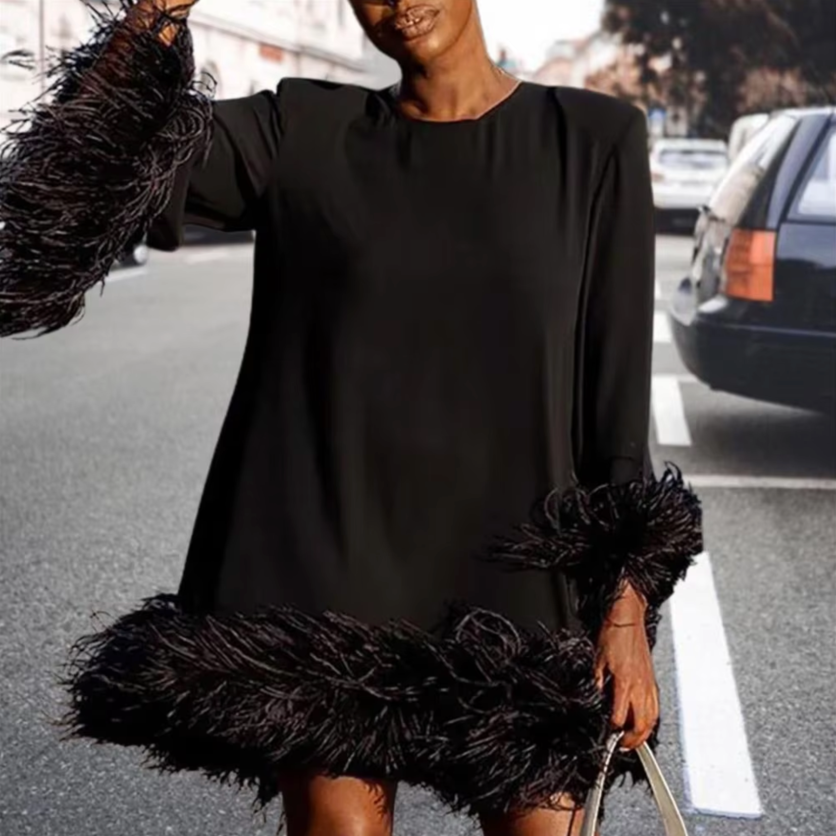 Zwarte jurk met veerafwerking - elegante cocktailoutfit voor dames