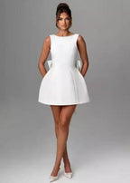 Witte mini-jurk met parel-trim en strik aan de achterkant voor dames