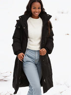 Zwarte lange winterjas met capuchon voor dames – isolerend en comfortabel - Bakkermode.nl