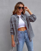 Oversized denim blouse - dames spijkerjack met gerafelde details en knoopsluiting - Bakkermode.nl