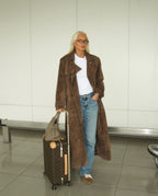 Suède trenchcoat - lange bruine jas met elegante uitstraling - Bakkermode.nl