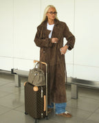 Suède trenchcoat - lange bruine jas met elegante uitstraling - Bakkermode.nl