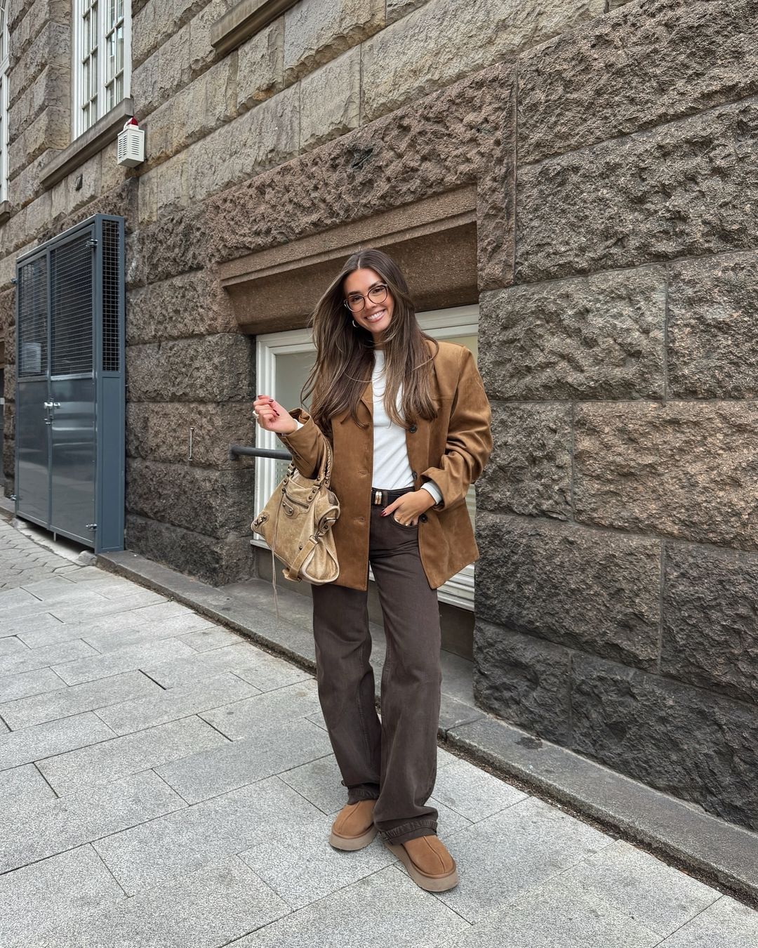 Suède blazer - camel kleur damesjasje met stijlvolle pasvorm - Bakkermode.nl