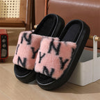 Trendy pantoffels - dames huis slippers met letters patroon en faux fur - Bakkermode.nl