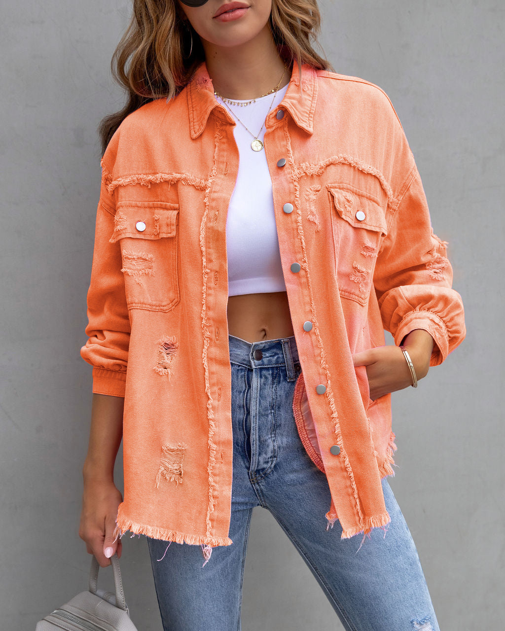 Oversized denim blouse - dames spijkerjack met gerafelde details en knoopsluiting - Bakkermode.nl
