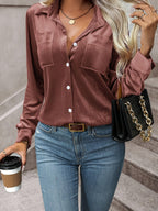 Chestnut bruine satijnen blouse - elegante vrouwen blouse met dubbele zakken