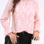 Dames blouse met lange mouwen en geplooide halslijn - stijlvol kantoor attire voor elke gelegenheid