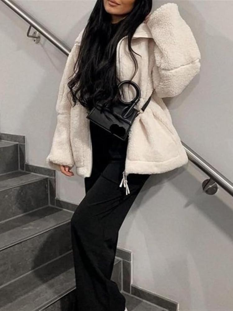 Beige en koffie lamswollen jas voor dames -  fluffy en trendy - Bakkermode.nl