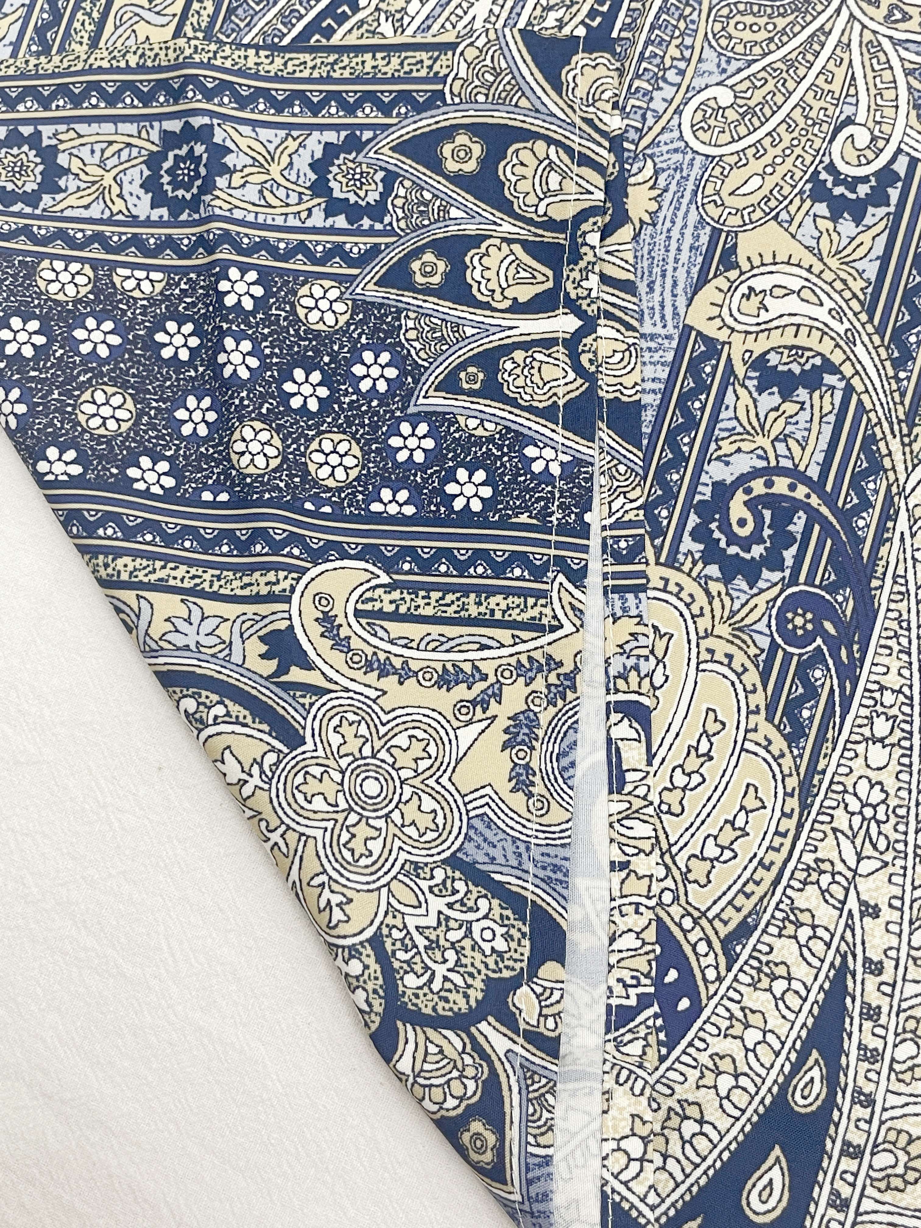 Dames t-shirt met paisleydessin - v-hals en kantdetail met halve mouwen