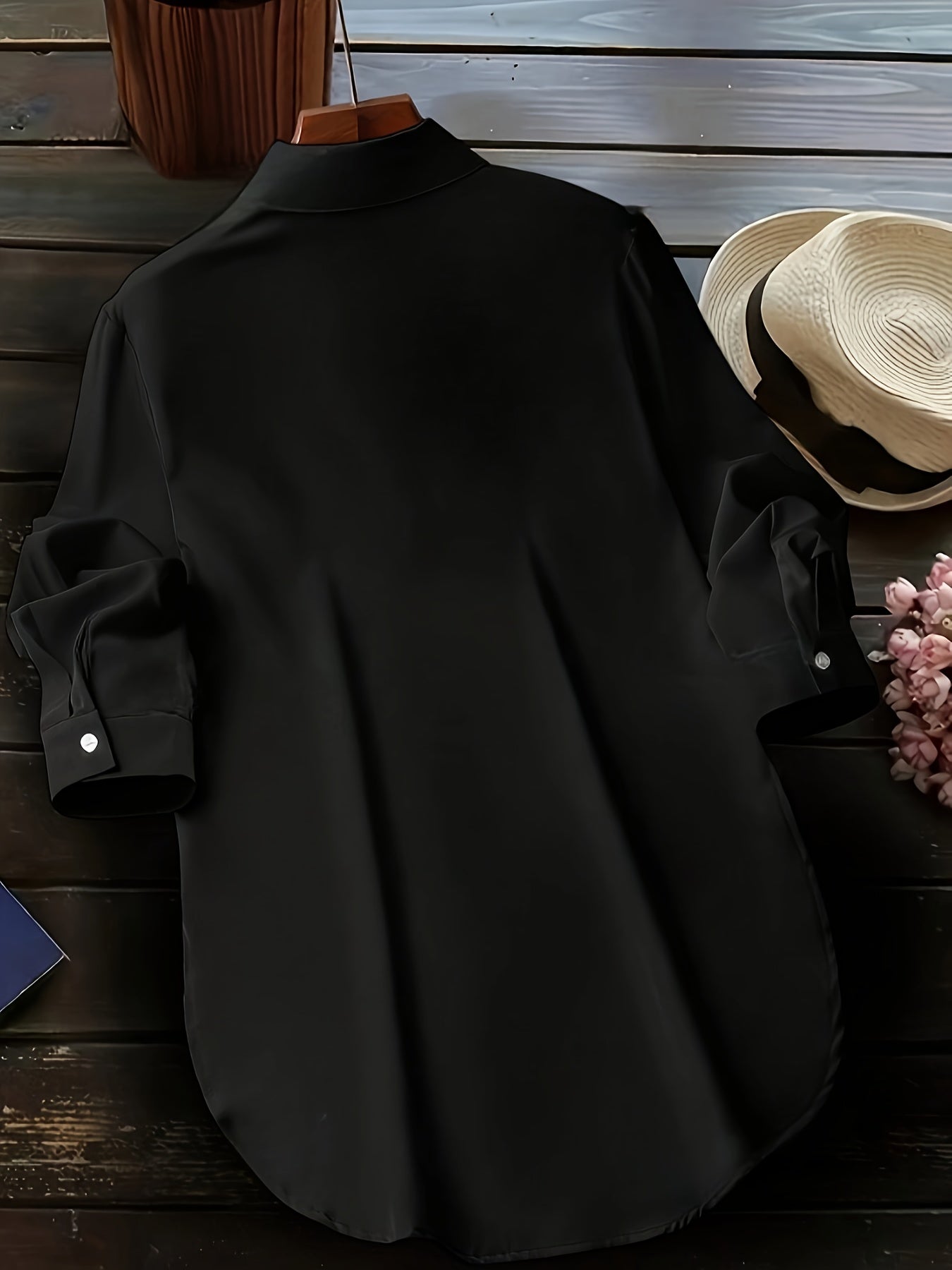 Zwarte blouse met knopen - een elegante top voor vrouwen met zijsplit