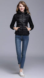 Lichte winterdonsjas met capuchon voor dames wit en zwart - opvouwbare donsjas - Bakkermode.nl