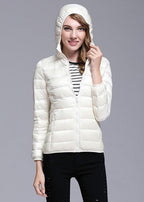 Lichte winterdonsjas met capuchon voor dames wit en zwart - opvouwbare donsjas - Bakkermode.nl