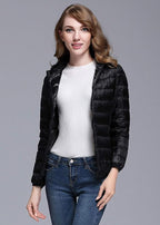 Lichte winterdonsjas met capuchon voor dames wit en zwart - opvouwbare donsjas - Bakkermode.nl