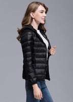 Lichte winterdonsjas met capuchon voor dames wit en zwart - opvouwbare donsjas - Bakkermode.nl