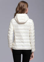 Lichte winterdonsjas met capuchon voor dames wit en zwart - opvouwbare donsjas - Bakkermode.nl