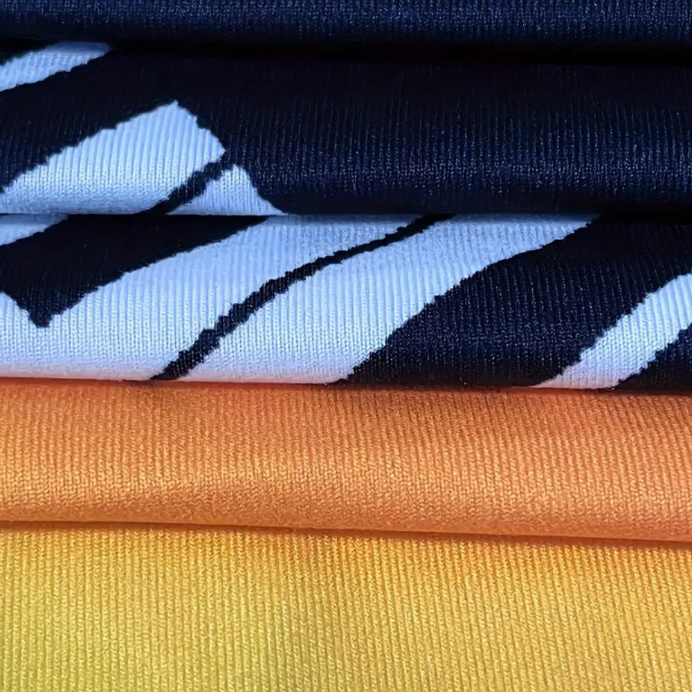 Cape blouse - stijlvolle dames top in zwart en geel met piano ontwerp