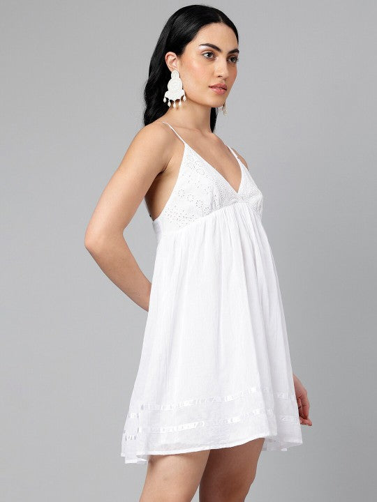 Zomerse witte jurk met spaghettibandjes - Bakkermode.nl