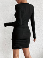 Zwart casual jurkje met elegante ribbels en lange mouwen - stijlvolle bodycon avondkleding