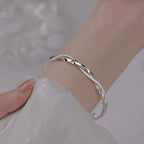 Zilveren gedraaide bangle armband voor dames - elegante en lichte accessoire voor casual en avondkleding
