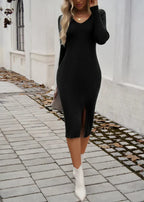 Geribde midi-jurk met V-hals en split - elegante dames gebreide jurk - Bakkermode.nl