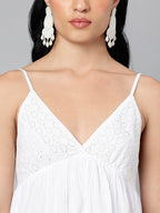 Zomerse witte jurk met spaghettibandjes - Bakkermode.nl