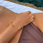 Dames gouden armband - een verfijnde accessoire voor een avondje uit