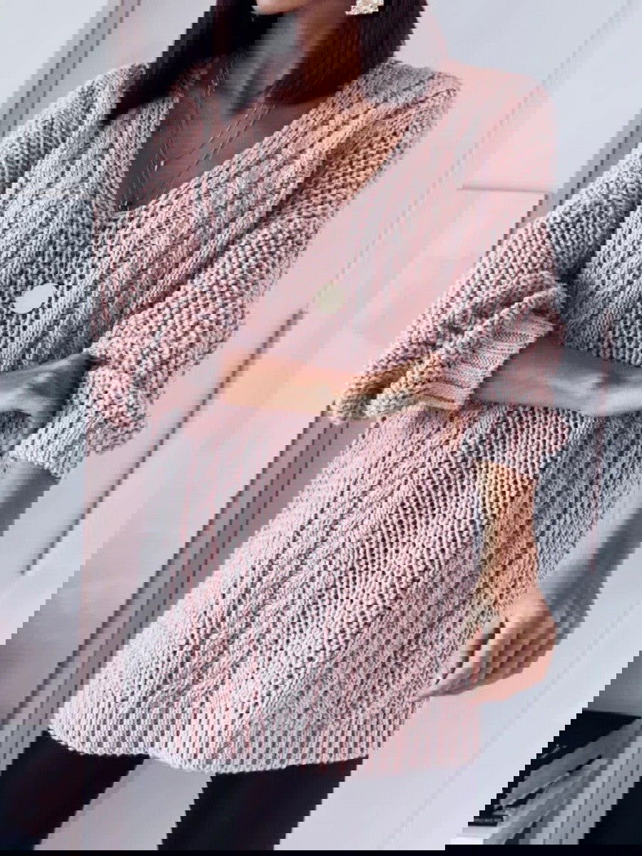 Roze kabelgebreide damestrui - cozy oversized trui met V-hals - Bakkermode.nl