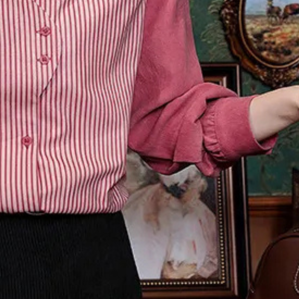 Dames rode blouse met knopen - stijlvolle gestreepte print