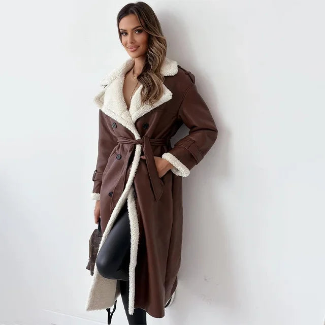 Lange trenchcoat - warme damesjas met shearlingaccent - Bakkermode.nl